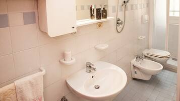 Apartment, 2 Bedrooms, Patio, Garden View | Bathroom