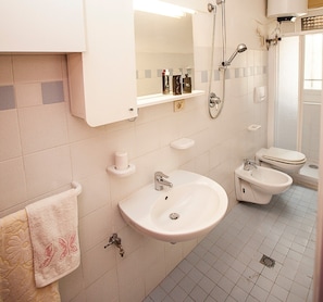 Apartment, 2 Bedrooms, Patio, Garden View | Bathroom