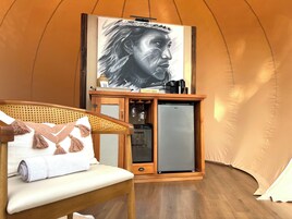 Premium Suite, Pool View | Minibar