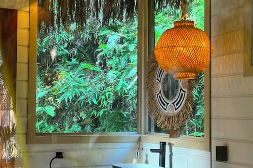 Suite Prestige, vue sur la piscine | Salle de bain | Séchoir à cheveux, peignoirs, serviettes fournies, savon