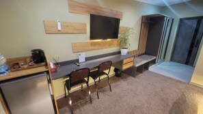 Kolmen hengen deluxe-huone, kaupunkinäköala | Select Comfort -patjalliset sängyt, yksilöllisesti sisustettu