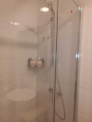 Suihku, hiustenkuivaaja, pyyhkeet, saippua