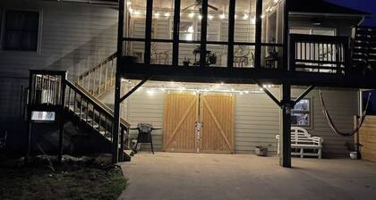 Pet Friendly 5-bedroom cottage just a 16-minute walk to Outer Banks Beaches