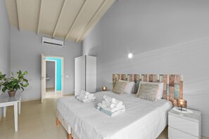 4 bedrooms, iron/ironing board, travel crib, free WiFi - Villa Azov, 4 bedroom villa, private pool,  walking distance Jan Thiel Beach (Jan Thiel)