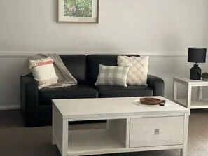 Smart TV - Welcome to Suburban Bliss: Elegant Villa 2! (Wagga Wagga)