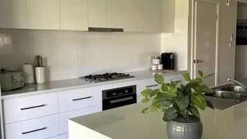 Kylskåp, mikrovågsugn, ugn och spishäll