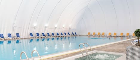 Una piscina techada, una piscina al aire libre