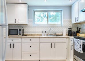 Refrigerador, microondas, horno, placa de cocina