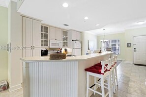 Mikrobølgeovn, ovn, kokeplater og oppvaskmaskin