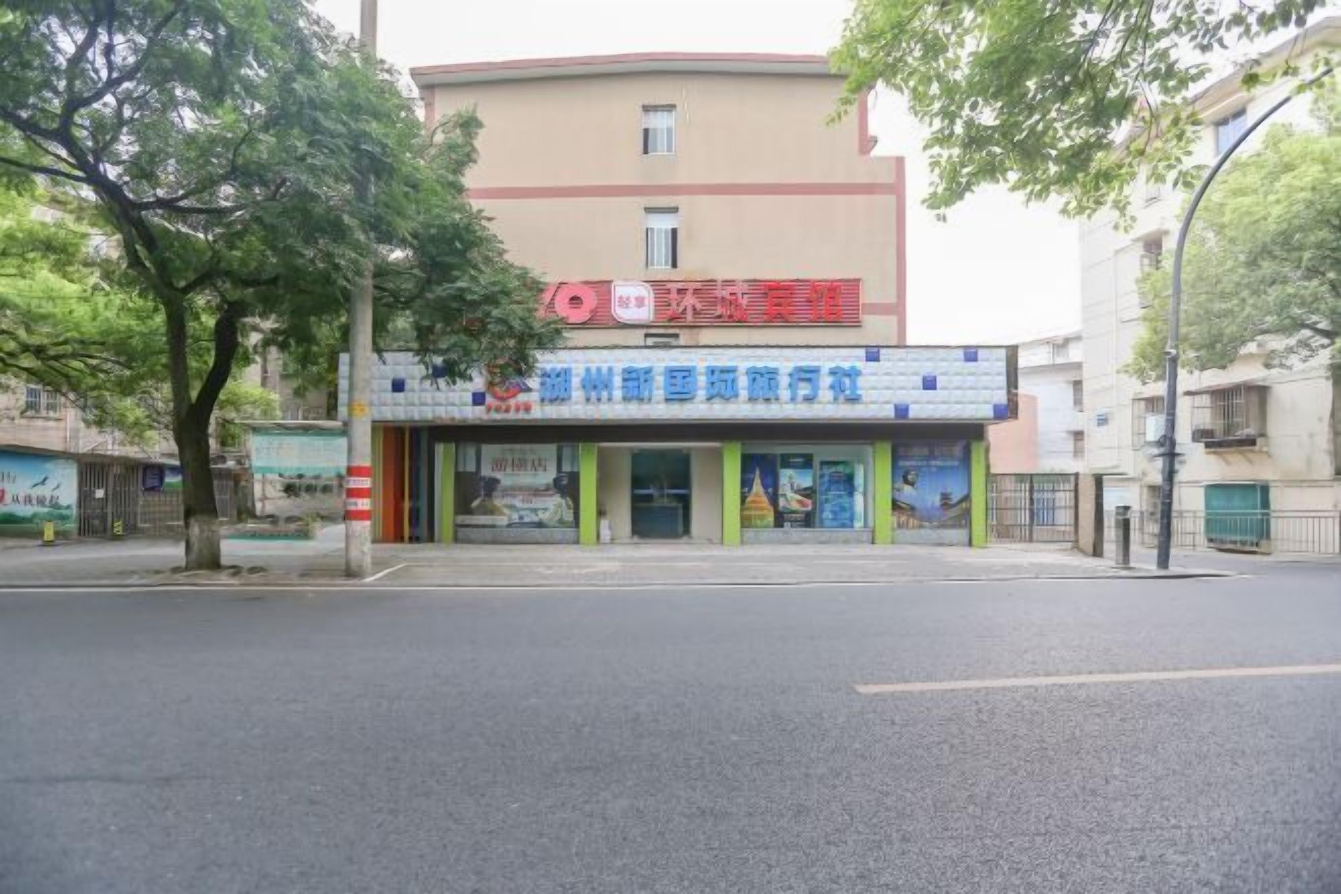 Un edificio con un'insegna che indica un hotel e un ristorante.