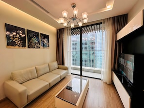 Departamento Deluxe, 1 habitación, vista a la ciudad | Sala de estar | Televisión de pantalla plana de 60 pulgadas con canales por cable 