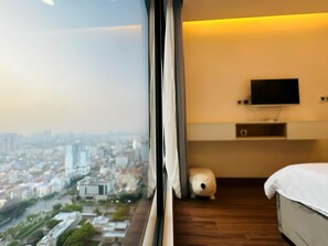 Luxury Apartment, 3 Bedrooms, Balcony, City View | City view - Vinhomes Metropolis Hanoi - South Land (Hanoi)