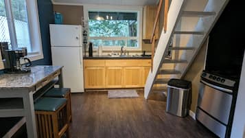 Réfrigérateur, four à micro-ondes, un four, surface de cuisson