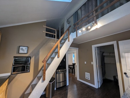 Interior. Waterfront guest house
with WiFi, AC, Hot tub, Sauna.
Pet friendly.