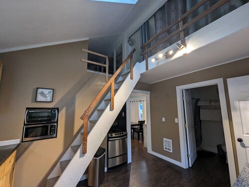 Waterfront guest house 
with WiFi, AC, Hot tub, Sauna.
Pet friendly.