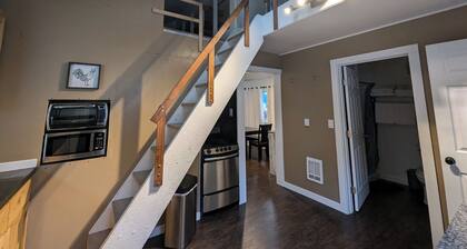 Waterfront guest house
with WiFi, AC, Hot tub, Sauna.
Pet friendly.