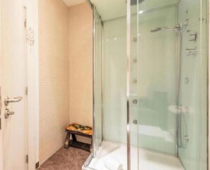 Een douche, een haardroger, handdoeken, zeep