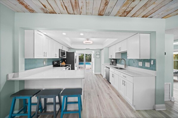 Kühlschrank, Mikrowelle, Ofen, Herdplatte