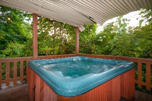 Tina de hidromasaje al aire libre