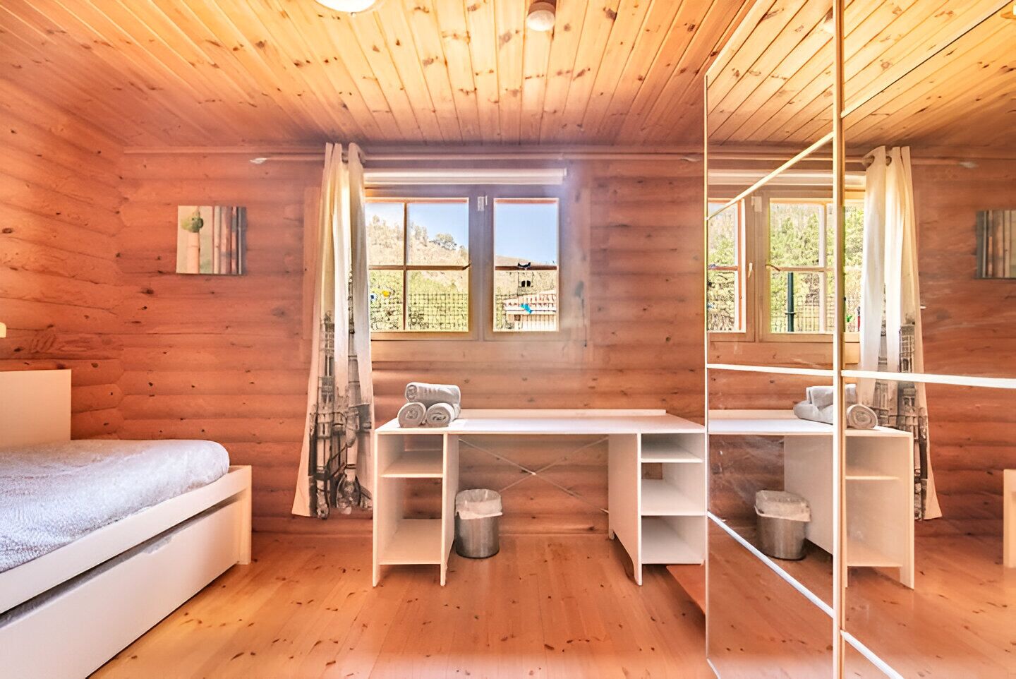 2 slaapkamers, een strijkplank/strijkijzer, gratis wifi, beddengoed