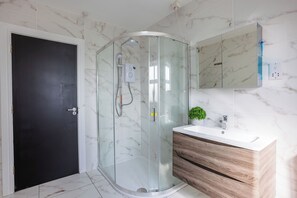 Dusche, Haartrockner, Handtücher, Seife