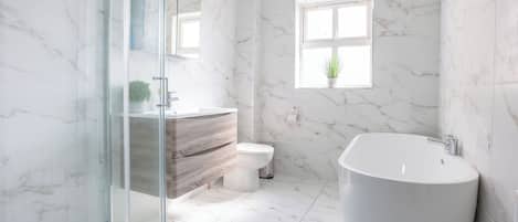 Douche, séchoir à cheveux, serviettes fournies, savon
