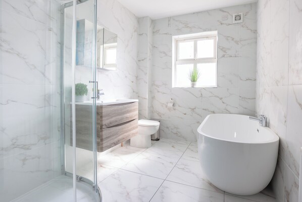 Douche, séchoir à cheveux, serviettes fournies, savon