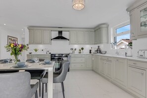 Kühlschrank, Mikrowelle, Geschirrspüler, Toaster