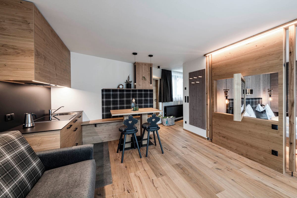 Apartamento superior, vistas a la montaña | Minibar, caja fuerte, cortinas opacas y sistema de insonorización