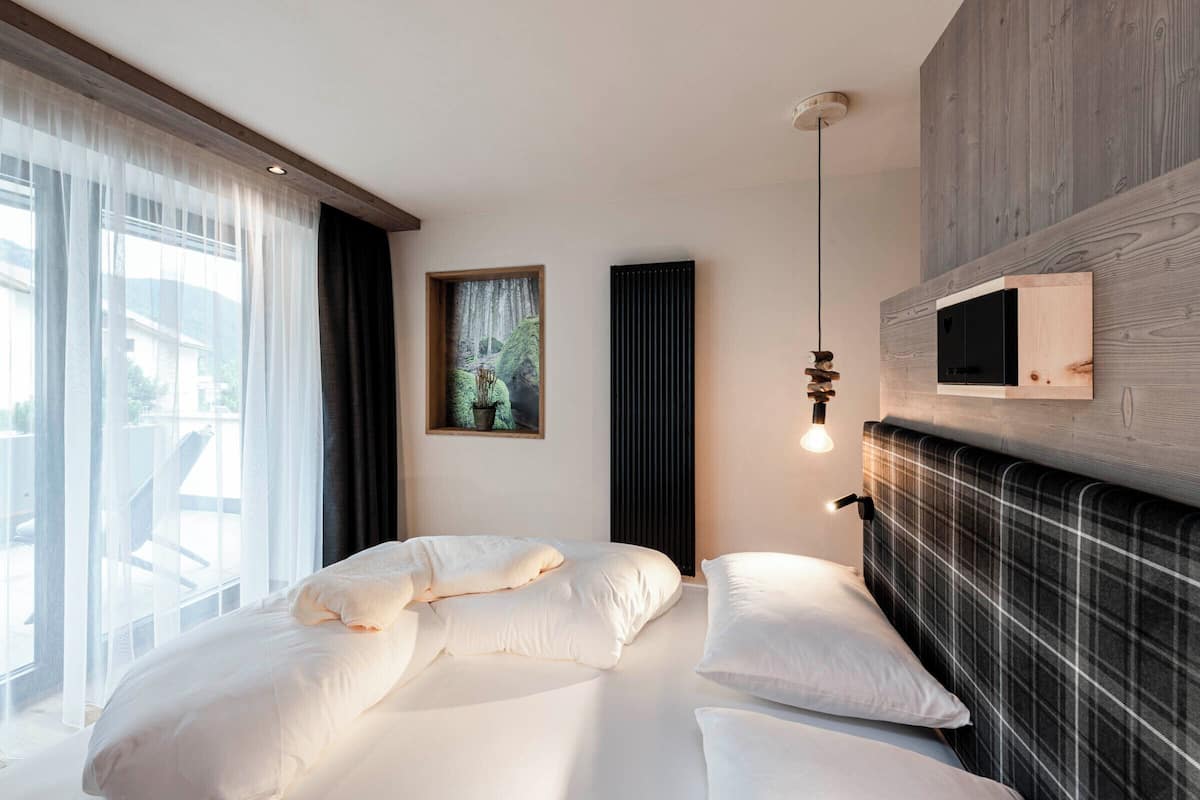 Suite superior, balcón | Minibar, caja fuerte, cortinas opacas y sistema de insonorización
