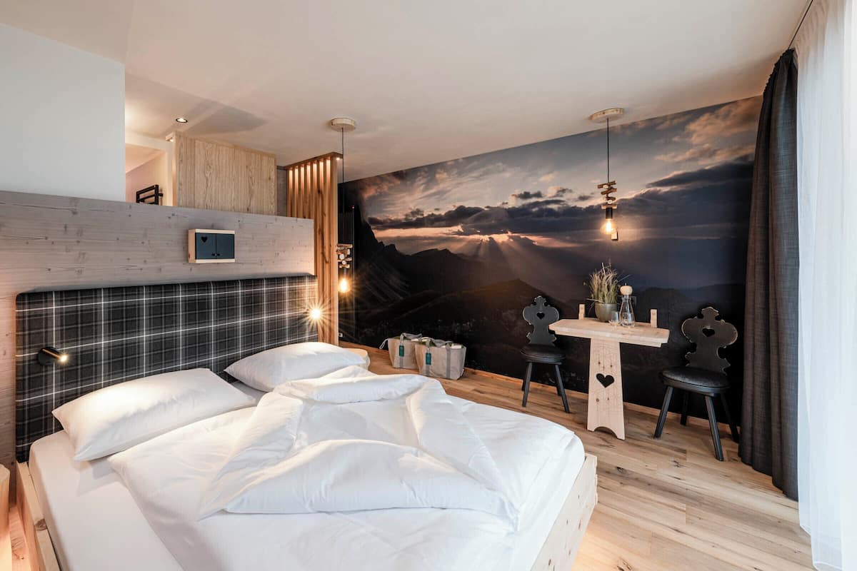 Suite Confort, balcón | Minibar, caja fuerte, cortinas opacas y sistema de insonorización