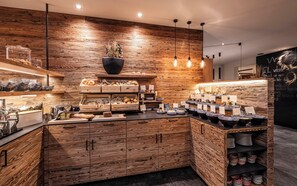 Café da manhã com buffet grátis todos os dias