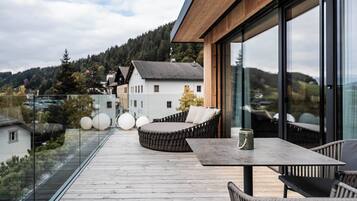 Superior-Apartment, Bergblick | Minibar, Zimmersafe, Verdunkelungsvorhänge, schallisolierte Zimmer