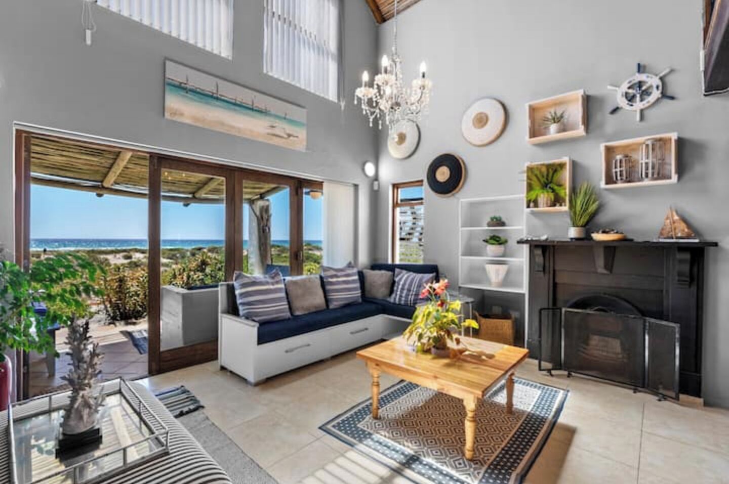 Televisión y chimenea 