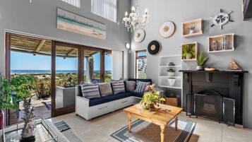 Televisión y chimenea