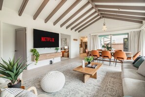 Télévision, cheminée, livres
