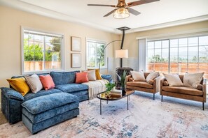 Televisión, chimenea, futbolito