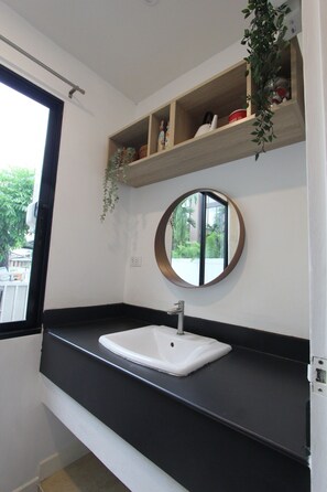 Douche, sèche-cheveux, serviettes fournies, savon