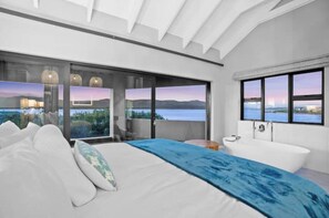 5 bedrooms, WiFi - Flamingo Bay Manor (Fisherhaven)