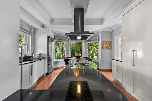 Een koelkast, een oven, een kookplaat, een vaatwasser