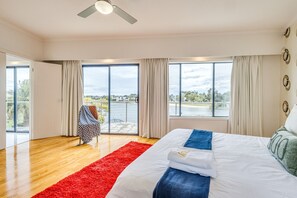 6 habitaciones, tabla de planchar con plancha y cuna de viaje 