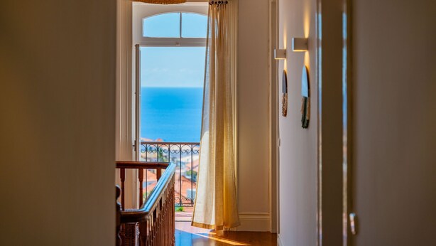 A hallway leading to a balcony with a view of the sea. - FLH Funchal Casa do Carvalhal (Funchal)