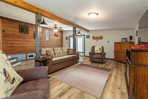 Smart-TV, Kamin, Bücher