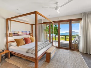 3 soverom, skrivebord, strykejern/-brett og reiseseng for barn