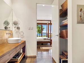 3 habitaciones, escritorio y tabla de planchar con plancha