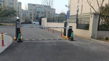 المنطقة المحيطة بالمنشأة
