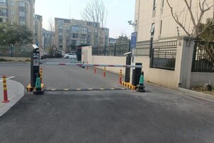 Una entrada cerrada con un camino despejado que lleva a una zona de estacionamiento.