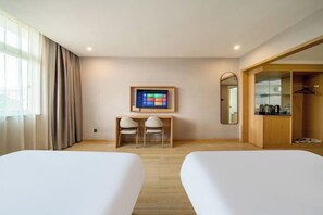 A hotel room with two beds, a desk with chairs, a TV, a mirror, and a wardrobe. - Qiha Hotel (Xiangshan North Gate Qingcao Alley) (Xiangshan)