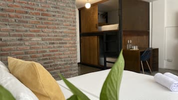 Chambre Familiale | Literie hypoallergénique, espace de travail pour ordinateur portable