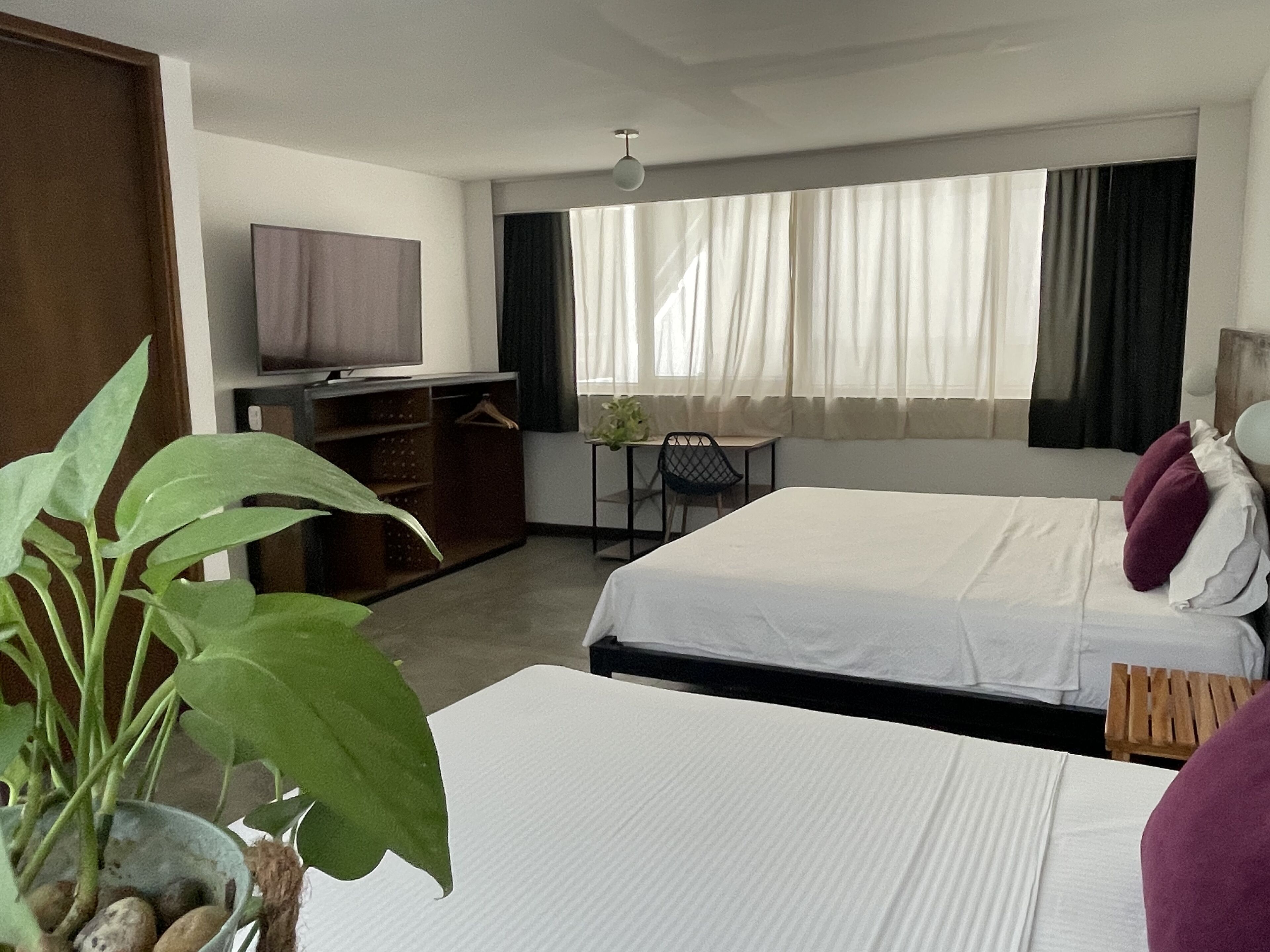 Traditional-Dreibettzimmer | Allergikerbettwaren, laptopgeeigneter Arbeitsplatz, kostenloses WLAN